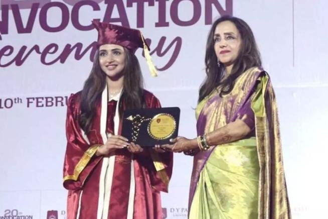 ఇక.. డాక్టర్ శ్రీలీల...ఎంబీబీఎస్ పట్టా పుచ్చుకున్న నటి